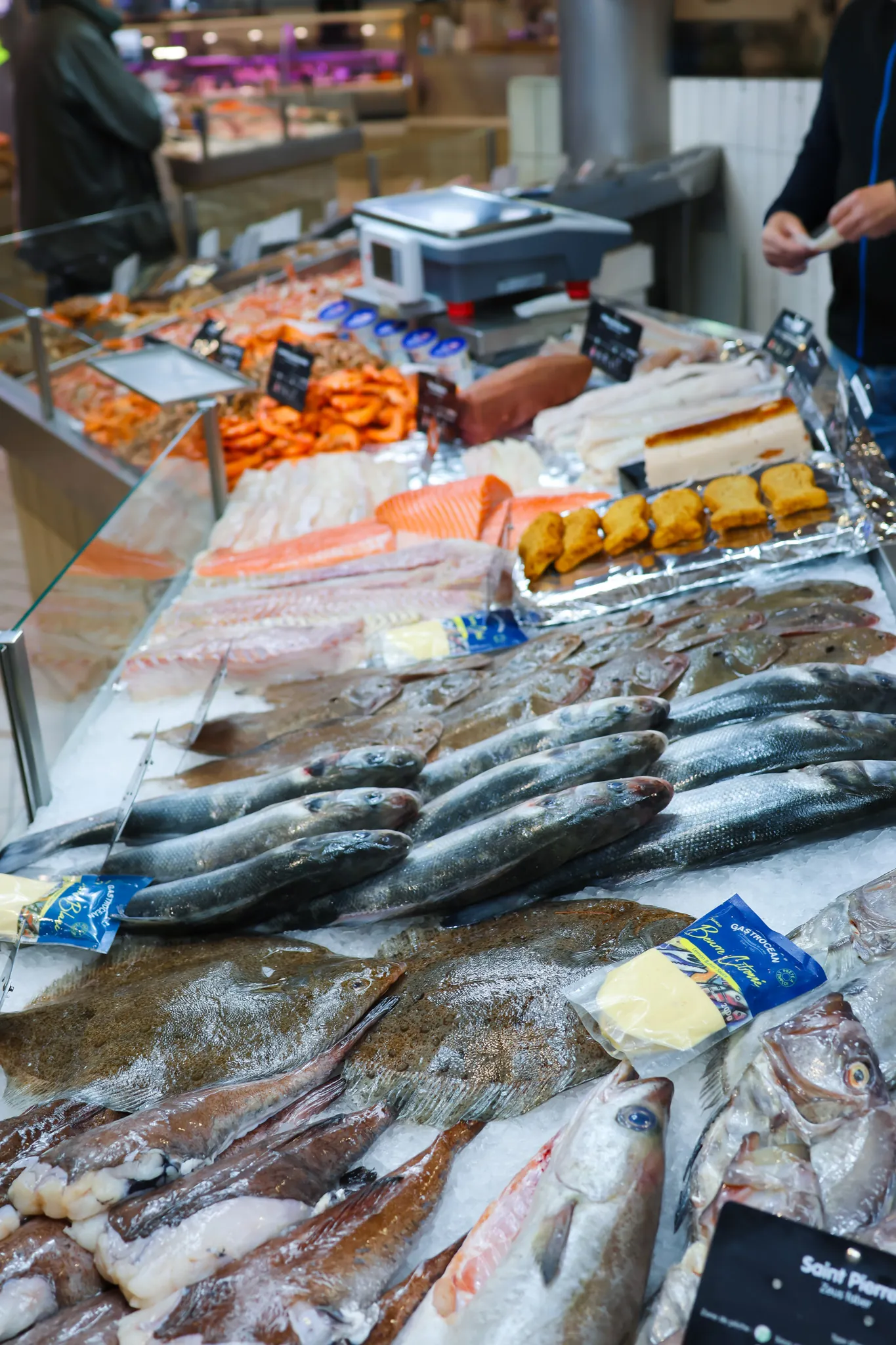 Étal complet de poissons frais Vent du Large au marché de Pornichet