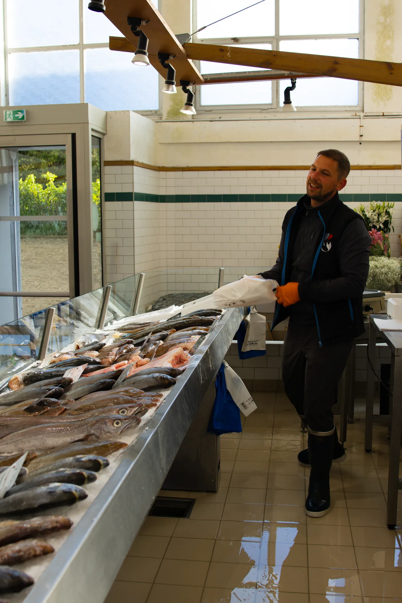 Notre poissonnier prépare l'arrivage du matin dans la cuisine du stand
