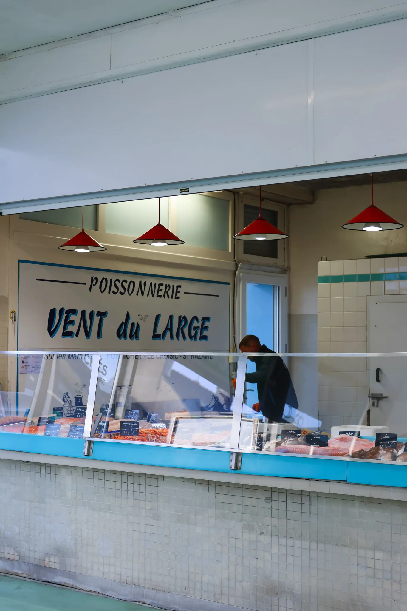 Façade du stand Vent du Large au marché couvert de Saint-Nazaire avec ses lampes rouges