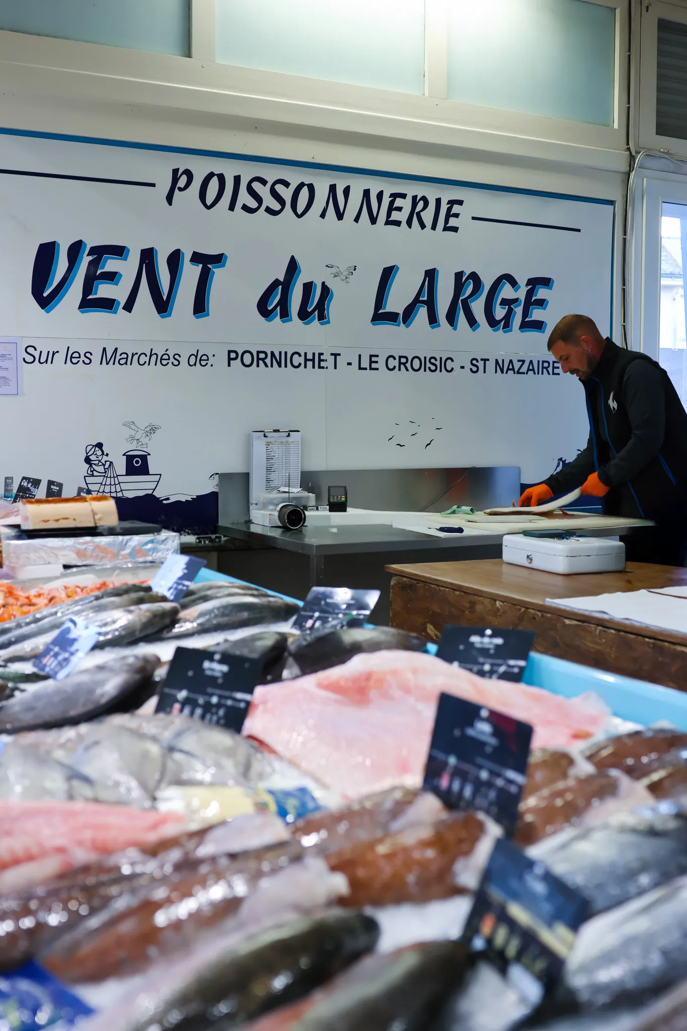 Intérieur du stand Vent du Large à Saint-Nazaire avec son enseigne et l'étal du jour